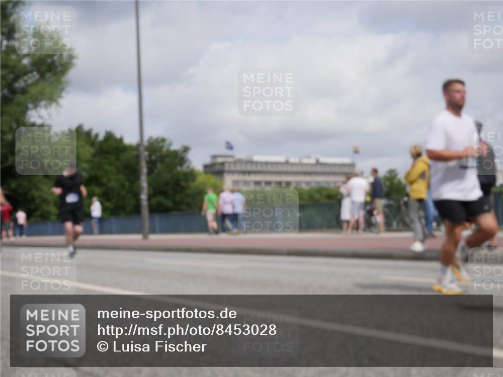 29.06.2025 - hella hamburg halbmarathon Luisa Fischer http://msf.ph/oto/8453028 29.06.2025 10:33:34 Kennedybrücke 2302, 6556, 7517, 9095 meine-sportfotos.de
