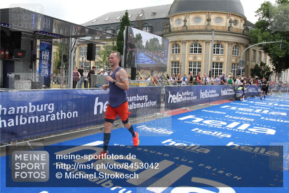 29.06.2025 - hella hamburg halbmarathon Michael Strokosch http://msf.ph/oto/8453042 29.06.2025 10:30:34 Ziel 2460, 3845, 7231, 8318, 11413, 12049, 15253, 16713 meine-sportfotos.de