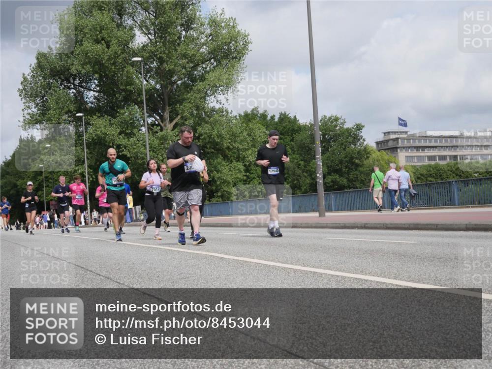 29.06.2025 - hella hamburg halbmarathon Luisa Fischer http://msf.ph/oto/8453044 29.06.2025 10:33:35 Kennedybrücke 7517, 230, 17945, 2302, 6556, 7517, 9095, 9830 meine-sportfotos.de