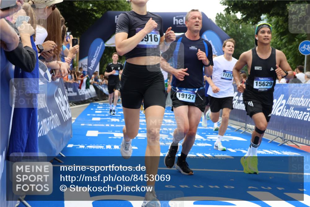 29.06.2025 - hella hamburg halbmarathon Strokosch-Dieckow http://msf.ph/oto/8453069 29.06.2025 10:48:15 Ziel 1537, 1914, 5129, 5528, 6923, 7367, 7599, 8216, 8916, 9544, 9770, 11211, 11467, 12685, 14192, 14797, 14814, 15590, 15629, 15735, 15973, 15981, 16269, 17745, 17982, 18963, 19127 meine-sportfotos.de