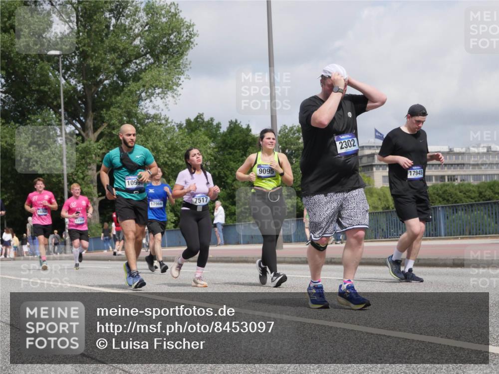 29.06.2025 - hella hamburg halbmarathon Luisa Fischer http://msf.ph/oto/8453097 29.06.2025 10:33:37 Kennedybrücke 18860, 32, 11984, 10990, 17966, 7517, 9095, 2302, 17945, 2302, 6556, 7517, 9095, 9830 meine-sportfotos.de