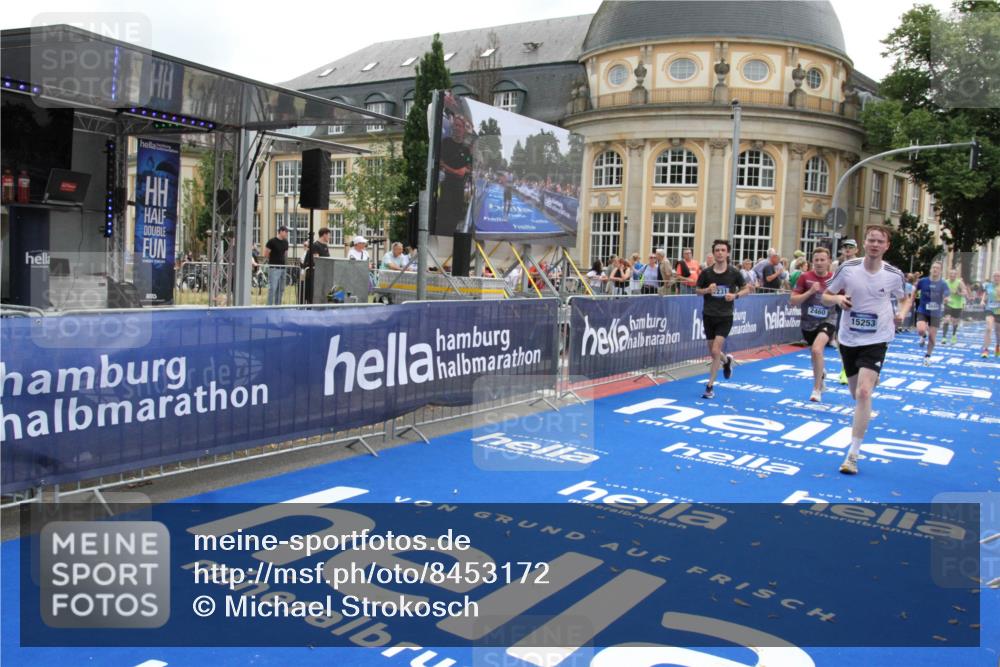 29.06.2025 - hella hamburg halbmarathon Michael Strokosch http://msf.ph/oto/8453172 29.06.2025 10:30:38 Ziel 2460, 2851, 3845, 7231, 8318, 11413, 12049, 15253, 17322 meine-sportfotos.de