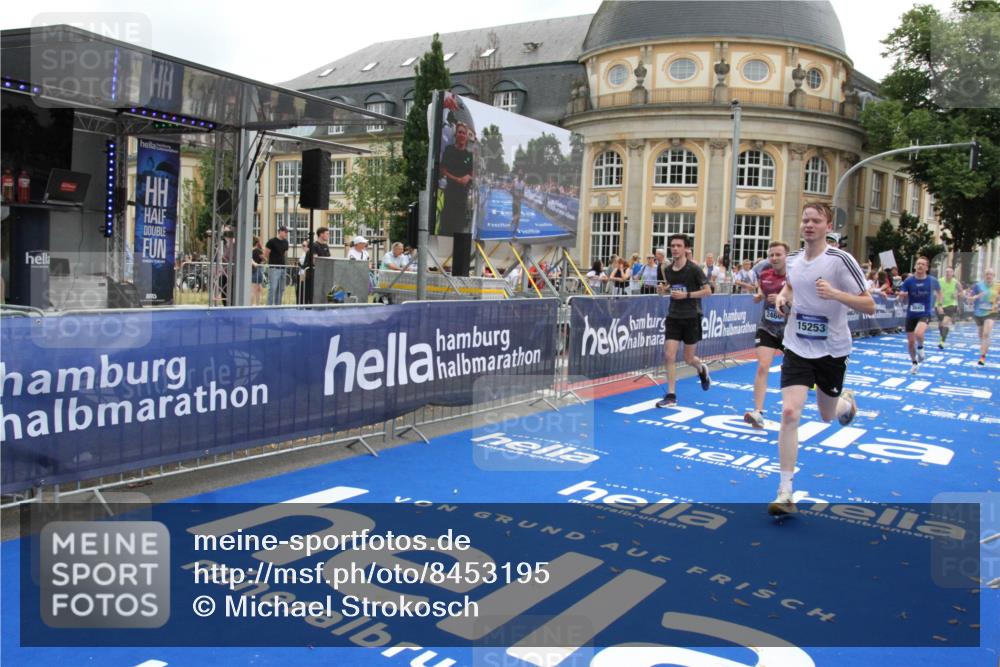 29.06.2025 - hella hamburg halbmarathon Michael Strokosch http://msf.ph/oto/8453195 29.06.2025 10:30:38 Ziel 2460, 2851, 3845, 7231, 8318, 11413, 12049, 15253, 17322 meine-sportfotos.de