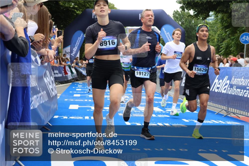 29.06.2025 - hella hamburg halbmarathon Strokosch-Dieckow http://msf.ph/oto/8453199 29.06.2025 10:48:15 Ziel 1537, 1914, 5129, 5528, 6923, 7367, 7599, 8216, 8916, 9544, 9770, 11211, 11467, 12685, 14192, 14797, 14814, 15590, 15629, 15735, 15973, 15981, 16269, 17745, 17982, 18963, 19127 meine-sportfotos.de