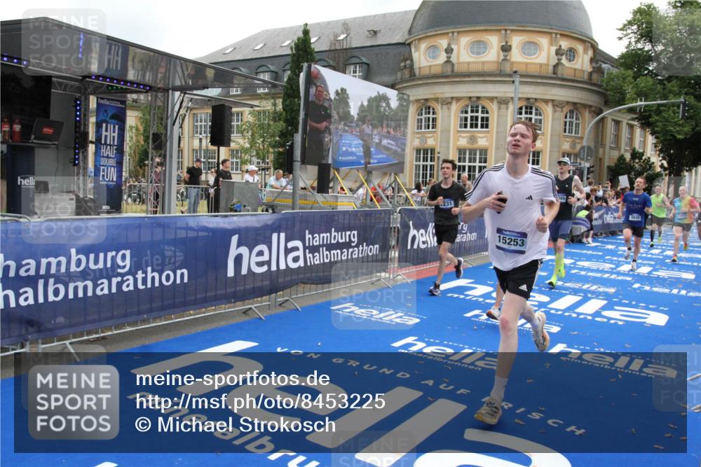 29.06.2025 - hella hamburg halbmarathon Michael Strokosch http://msf.ph/oto/8453225 29.06.2025 10:30:39 Ziel 2460, 2851, 3845, 7231, 8318, 11413, 12049, 15253, 17322, 18235 meine-sportfotos.de