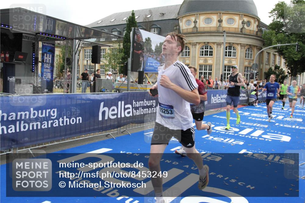 29.06.2025 - hella hamburg halbmarathon Michael Strokosch http://msf.ph/oto/8453249 29.06.2025 10:30:39 Ziel 2460, 2851, 3845, 7231, 8318, 11413, 12049, 15253, 17322, 18235 meine-sportfotos.de