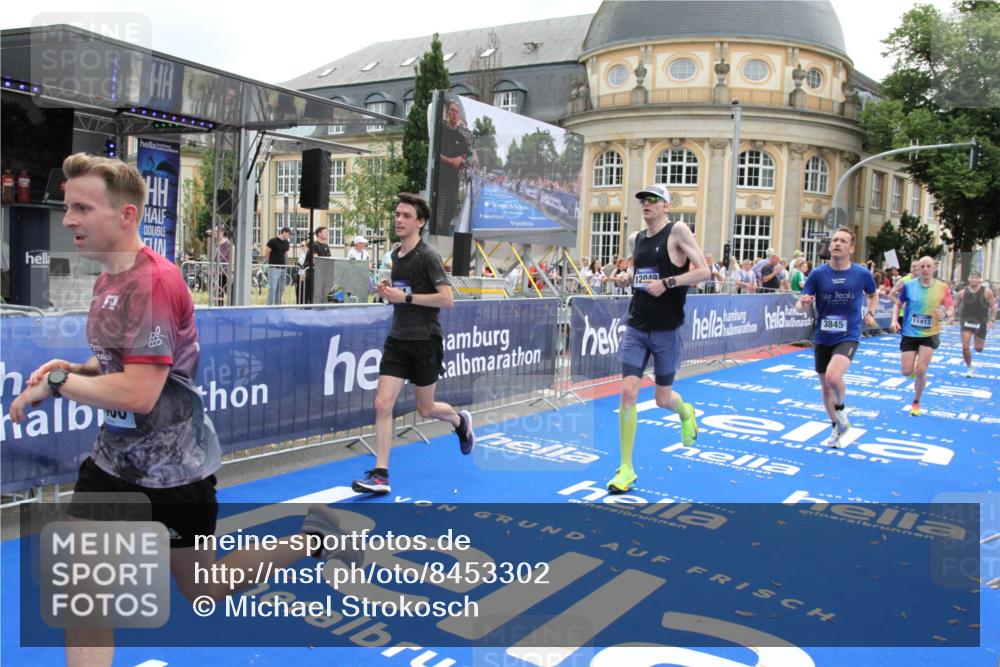 29.06.2025 - hella hamburg halbmarathon Michael Strokosch http://msf.ph/oto/8453302 29.06.2025 10:30:40 Ziel 2460, 2851, 3845, 7231, 7481, 8318, 11413, 12049, 15253, 17322, 18235 meine-sportfotos.de
