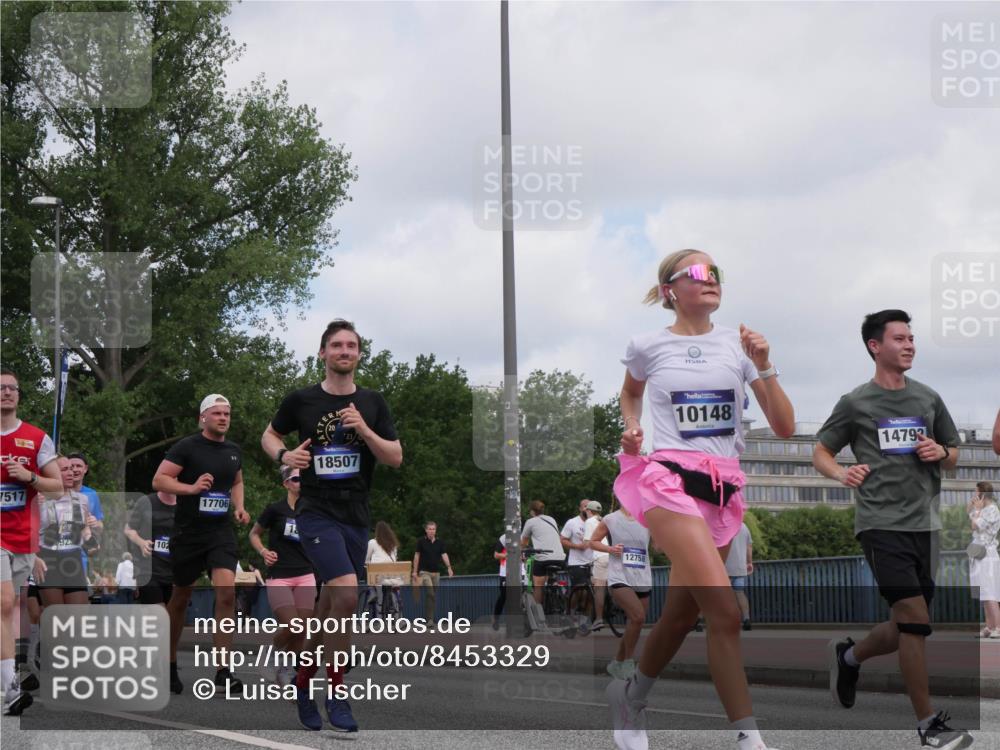 29.06.2025 - hella hamburg halbmarathon Luisa Fischer http://msf.ph/oto/8453329 29.06.2025 10:34:33 Kennedybrücke 7517, 923, 102, 17706, 18507, 12758, 10148, 14793, 1844, 3396, 3424, 3571, 3681, 4953, 5165, 5350, 5846, 5965, 6160, 6573, 6640, 8806, 9104, 9183, 10148, 10240, 10435 meine-sportfotos.de