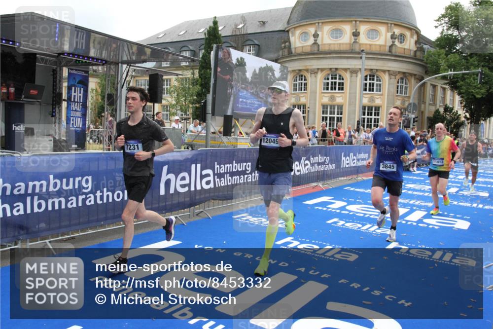 29.06.2025 - hella hamburg halbmarathon Michael Strokosch http://msf.ph/oto/8453332 29.06.2025 10:30:40 Ziel 2460, 2851, 3845, 7231, 7481, 8318, 11413, 12049, 15253, 17322, 18235 meine-sportfotos.de