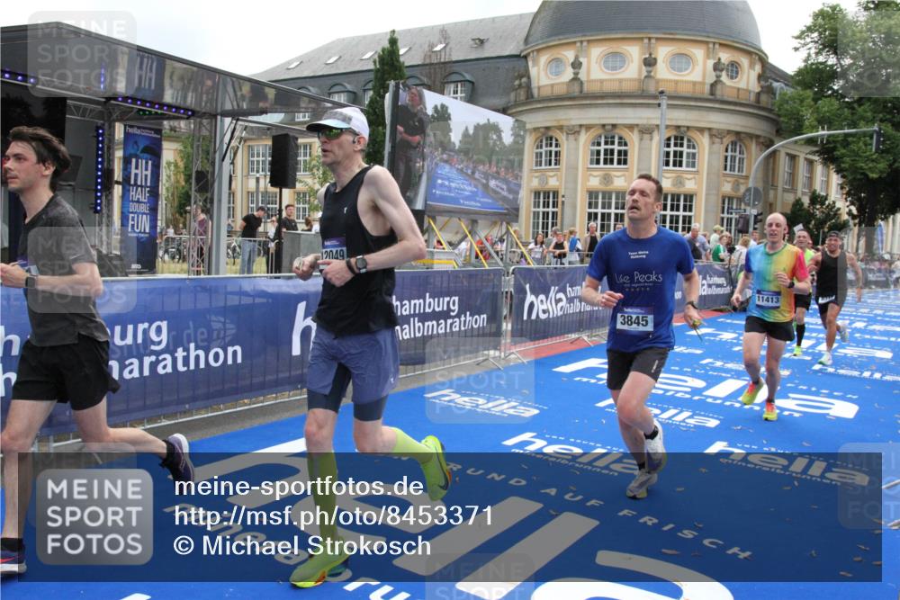 29.06.2025 - hella hamburg halbmarathon Michael Strokosch http://msf.ph/oto/8453371 29.06.2025 10:30:40 Ziel 2460, 2851, 3845, 7231, 7481, 8318, 11413, 12049, 15253, 17322, 18235 meine-sportfotos.de