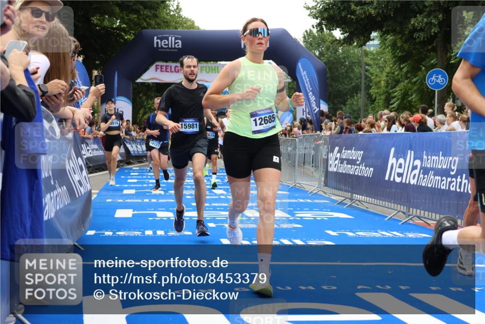 29.06.2025 - hella hamburg halbmarathon Strokosch-Dieckow http://msf.ph/oto/8453379 29.06.2025 10:48:12 Ziel 1914, 4711, 7599, 8916, 9544, 9626, 9638, 9770, 11211, 11467, 12685, 14192, 14797, 14814, 15590, 15629, 15735, 15973, 15981, 16094, 16269, 18963, 19127 meine-sportfotos.de