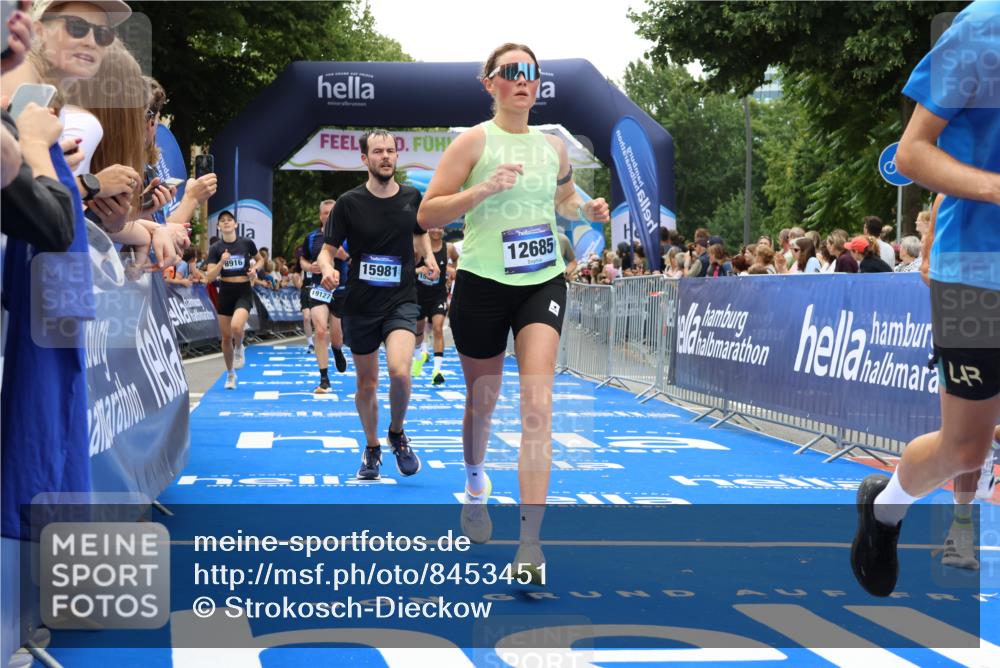 29.06.2025 - hella hamburg halbmarathon Strokosch-Dieckow http://msf.ph/oto/8453451 29.06.2025 10:48:12 Ziel 1914, 4711, 7599, 8916, 9544, 9626, 9638, 9770, 11211, 11467, 12685, 14192, 14797, 14814, 15590, 15629, 15735, 15973, 15981, 16094, 16269, 18963, 19127 meine-sportfotos.de