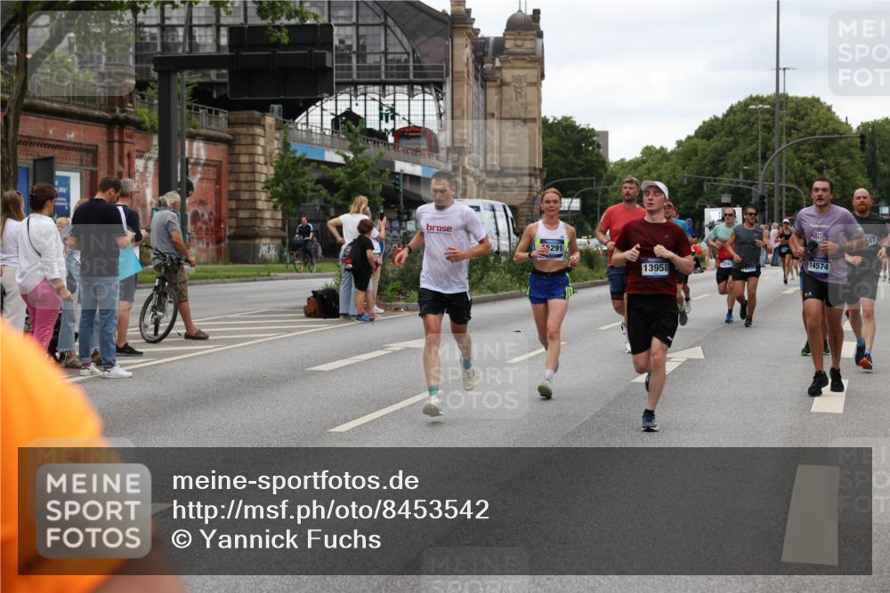 29.06.2025 - hella hamburg halbmarathon Yannick Fuchs http://msf.ph/oto/8453542 29.06.2025 10:56:04 20KM 1006, 1128, 1135, 1138, 1147, 1190, 3097, 3921, 4095, 4859, 5547, 6414, 6415, 6580, 6815, 7658, 8154, 9131, 9297, 9718, 9928, 10194, 10797, 11670, 11968, 12567, 13868, 13958, 14456, 14574, 15252, 15291, 15539, 15686, 15859, 15908, 16292, 16808, 17383, 17532, 17939, 17955, 18000, 18551, 18599, 18799, 18808, 18919 meine-sportfotos.de