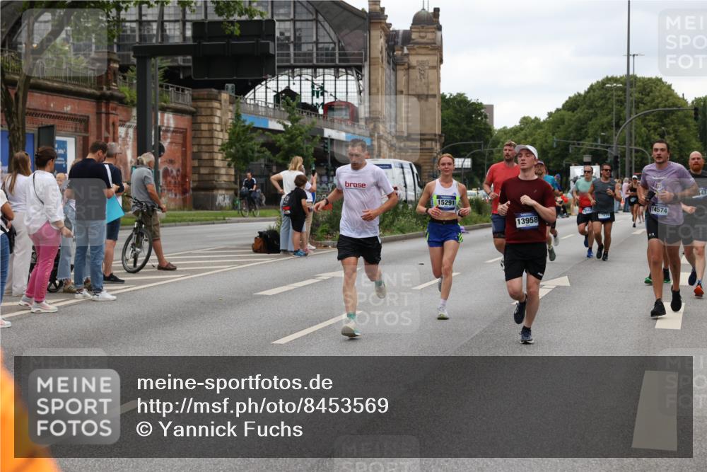 29.06.2025 - hella hamburg halbmarathon Yannick Fuchs http://msf.ph/oto/8453569 29.06.2025 10:56:04 20KM 1006, 1128, 1135, 1138, 1147, 1190, 3097, 3921, 4095, 4859, 5547, 6414, 6415, 6580, 6815, 7658, 8154, 9131, 9297, 9718, 9928, 10194, 10797, 11670, 11968, 12567, 13868, 13958, 14456, 14574, 15252, 15291, 15539, 15686, 15859, 15908, 16292, 16808, 17383, 17532, 17939, 17955, 18000, 18551, 18599, 18799, 18808, 18919 meine-sportfotos.de