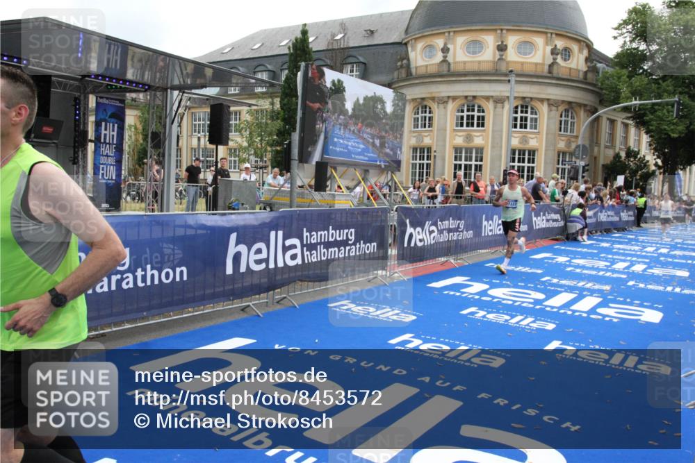29.06.2025 - hella hamburg halbmarathon Michael Strokosch http://msf.ph/oto/8453572 29.06.2025 10:30:43 Ziel 2851, 3845, 7481, 8318, 11413, 17322, 18235 meine-sportfotos.de