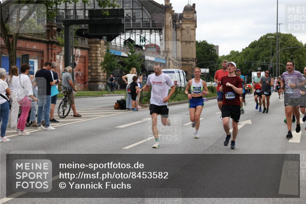 29.06.2025 - hella hamburg halbmarathon Yannick Fuchs http://msf.ph/oto/8453582 29.06.2025 10:56:05 20KM 1006, 1128, 1135, 1138, 1147, 1190, 3097, 3921, 4095, 4859, 5547, 6414, 6415, 6580, 6815, 7658, 8154, 9131, 9297, 9718, 9928, 10194, 10797, 11670, 11968, 12567, 13868, 13958, 14456, 14574, 15252, 15291, 15539, 15686, 15859, 15908, 16292, 16808, 17383, 17532, 17939, 17955, 18000, 18551, 18599, 18799, 18808, 18919 meine-sportfotos.de