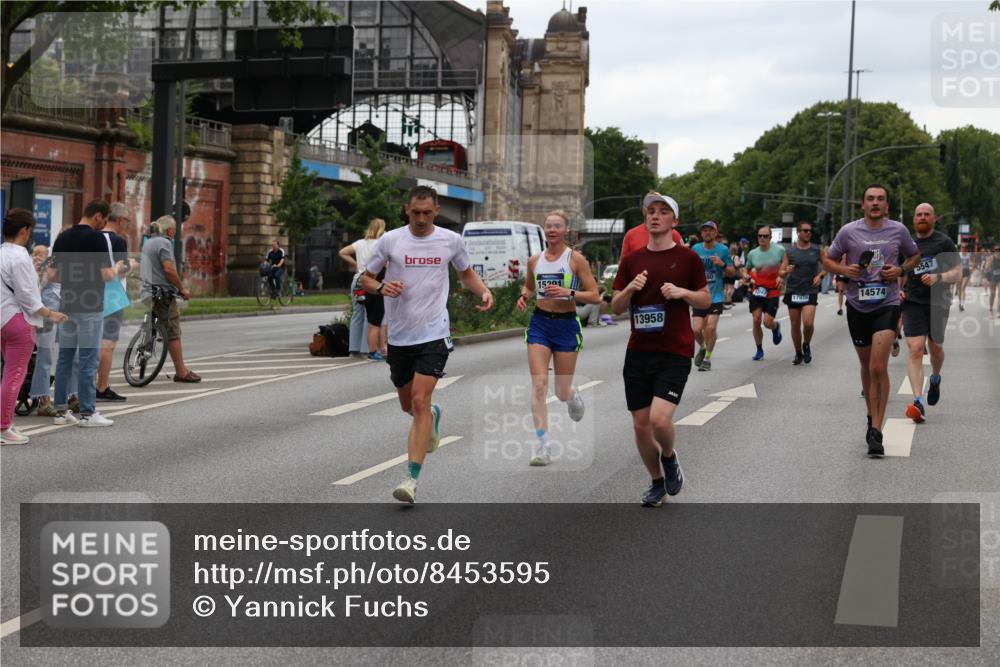 29.06.2025 - hella hamburg halbmarathon Yannick Fuchs http://msf.ph/oto/8453595 29.06.2025 10:56:05 20KM 1006, 1128, 1135, 1138, 1147, 1190, 3097, 3921, 4095, 4859, 5547, 6414, 6415, 6580, 6815, 7658, 8154, 9131, 9297, 9718, 9928, 10194, 10797, 11670, 11968, 12567, 13868, 13958, 14456, 14574, 15252, 15291, 15539, 15686, 15859, 15908, 16292, 16808, 17383, 17532, 17939, 17955, 18000, 18551, 18599, 18799, 18808, 18919 meine-sportfotos.de