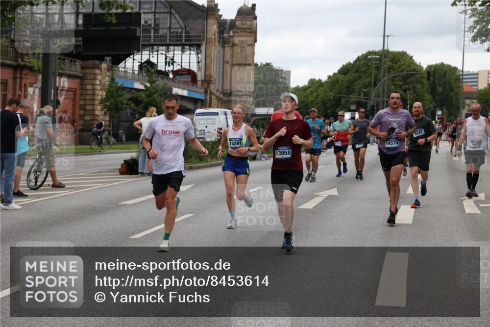 29.06.2025 - hella hamburg halbmarathon Yannick Fuchs http://msf.ph/oto/8453614 29.06.2025 10:56:05 20KM 1006, 1128, 1135, 1138, 1147, 1190, 3097, 3921, 4095, 4859, 5547, 6414, 6415, 6580, 6815, 7658, 8154, 9131, 9297, 9718, 9928, 10194, 10797, 11670, 11968, 12567, 13868, 13958, 14456, 14574, 15252, 15291, 15539, 15686, 15859, 15908, 16292, 16808, 17383, 17532, 17939, 17955, 18000, 18551, 18599, 18799, 18808, 18919 meine-sportfotos.de