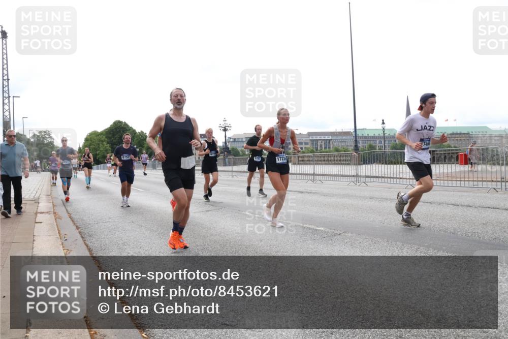29.06.2025 - hella hamburg halbmarathon Lena Gebhardt http://msf.ph/oto/8453621 29.06.2025 10:31:09 Lombardsbrücke 8757, 4561, 1722, 1746, 1059, 1292, 1472, 1773, 1979, 2097, 2268, 2414, 2505, 2569, 2914, 3131, 3281, 4198, 4561, 4817, 5437, 5846, 5943, 6057, 6078, 6195, 6556, 6620, 6787, 7120, 7351, 7604, 8050, 8072, 8073, 8757, 9576, 9830, 10111, 10989, 11981, 11988, 12384, 12627, 14095, 14216, 14349, 14803, 15299, 15466, 15589, 15725, 16457, 16978, 17224, 17463, 17509, 17587, 17706, 17742, 17966, 18362, 18795, 19052, 19226 meine-sportfotos.de
