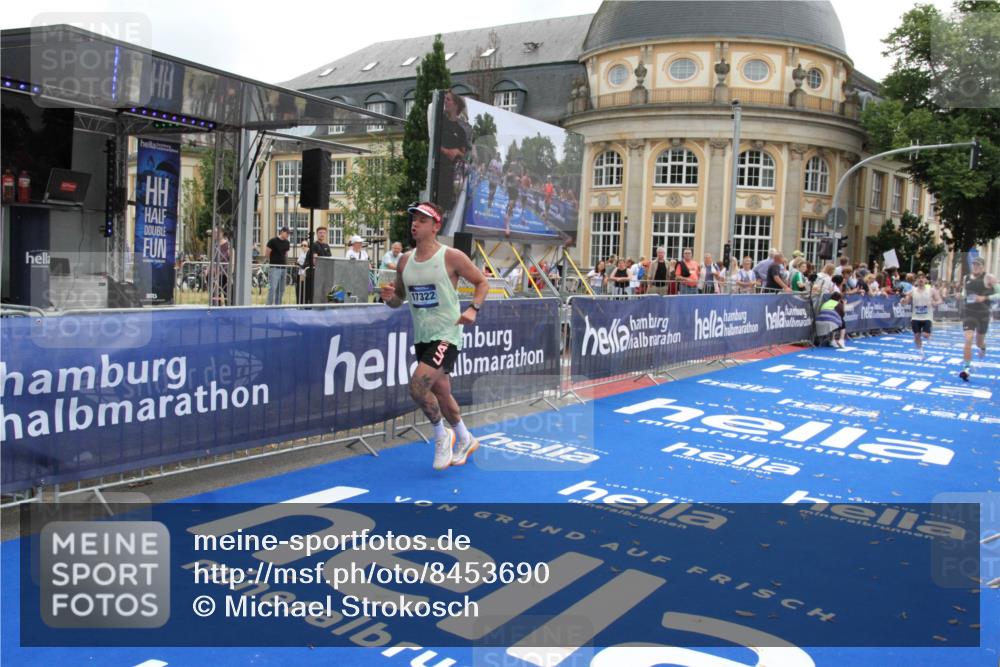 29.06.2025 - hella hamburg halbmarathon Michael Strokosch http://msf.ph/oto/8453690 29.06.2025 10:30:44 Ziel 2851, 7481, 17322, 18235 meine-sportfotos.de