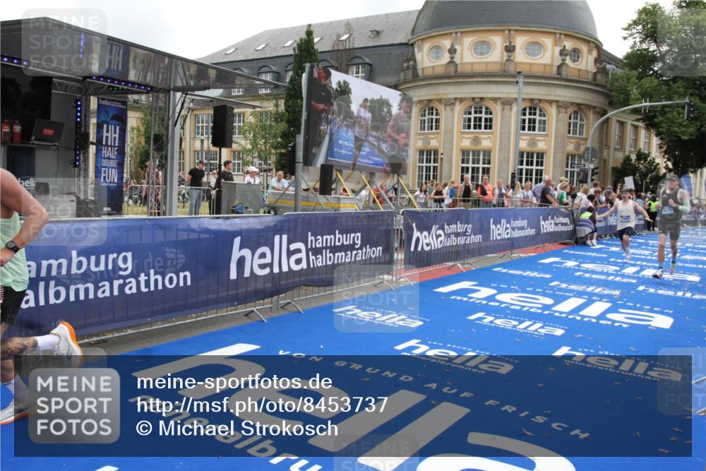 29.06.2025 - hella hamburg halbmarathon Michael Strokosch http://msf.ph/oto/8453737 29.06.2025 10:30:45 Ziel 2851, 7055, 7481, 17322, 18235 meine-sportfotos.de