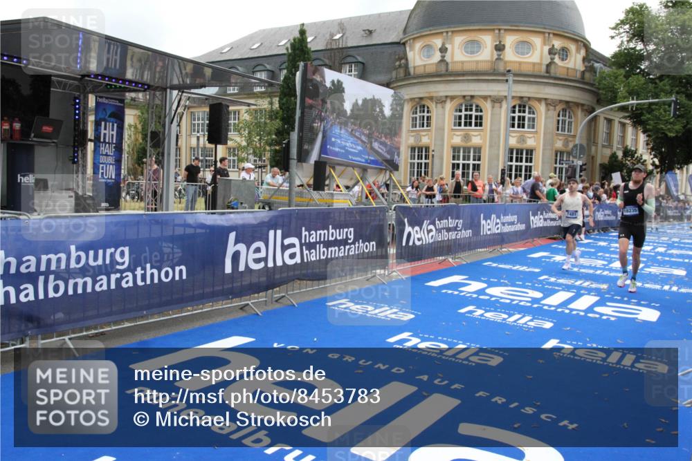29.06.2025 - hella hamburg halbmarathon Michael Strokosch http://msf.ph/oto/8453783 29.06.2025 10:30:45 Ziel 2851, 7055, 7481, 17322, 18235 meine-sportfotos.de
