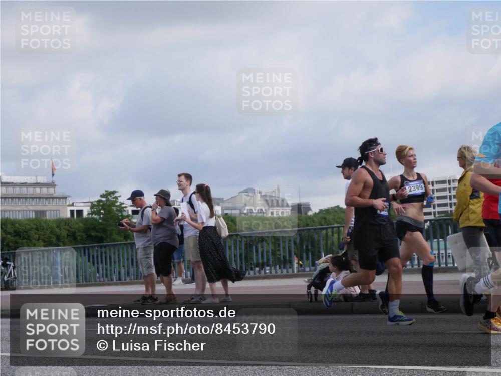29.06.2025 - hella hamburg halbmarathon Luisa Fischer http://msf.ph/oto/8453790 29.06.2025 09:51:03 Kennedybrücke 2399, 1290, 2399, 3480, 4359, 5307, 6993, 7152, 7154, 8571, 9403 meine-sportfotos.de