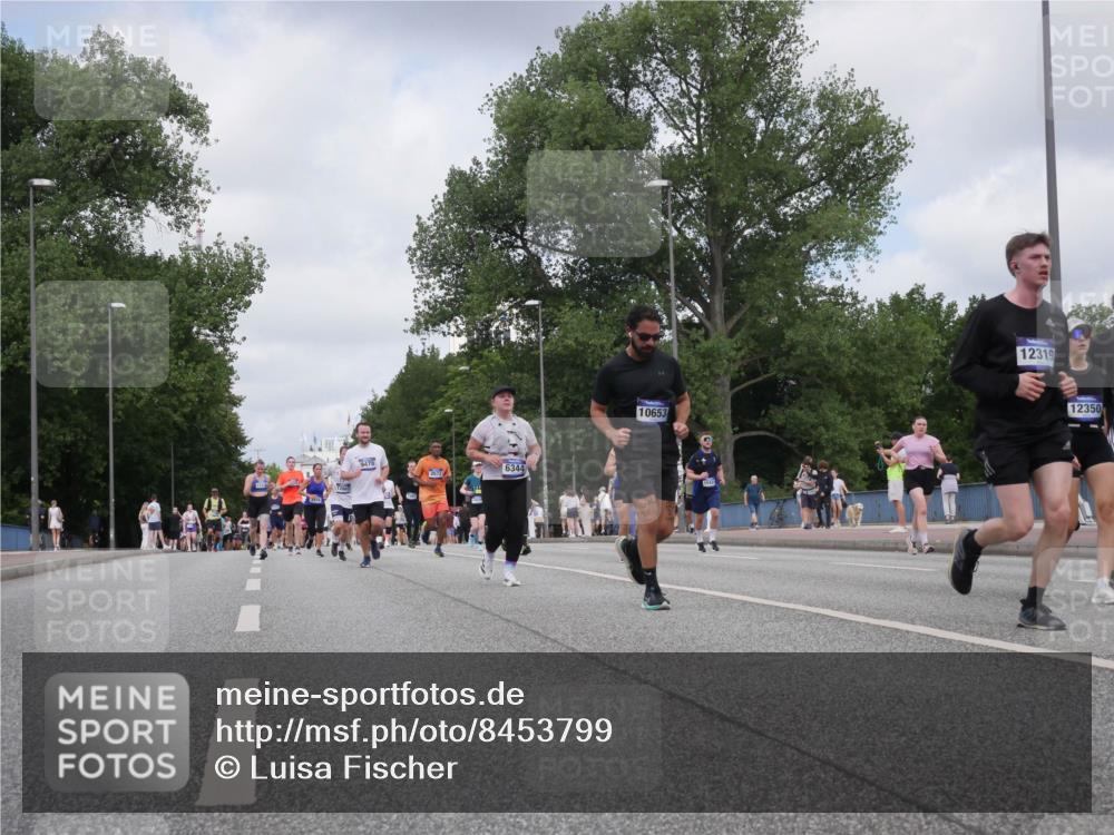 29.06.2025 - hella hamburg halbmarathon Luisa Fischer http://msf.ph/oto/8453799 29.06.2025 10:34:49 Kennedybrücke 9478, 2672, 6344, 10653, 12319, 12350, 1235, 2672, 3358, 4877, 6344, 7295, 7334, 7816, 8304, 9478, 9882, 10421, 10653 meine-sportfotos.de
