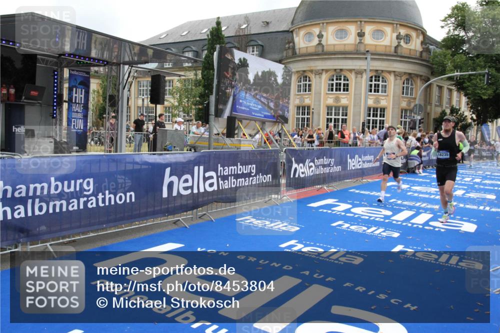 29.06.2025 - hella hamburg halbmarathon Michael Strokosch http://msf.ph/oto/8453804 29.06.2025 10:30:46 Ziel 7055, 7481, 9508, 17322, 18235, 18871 meine-sportfotos.de
