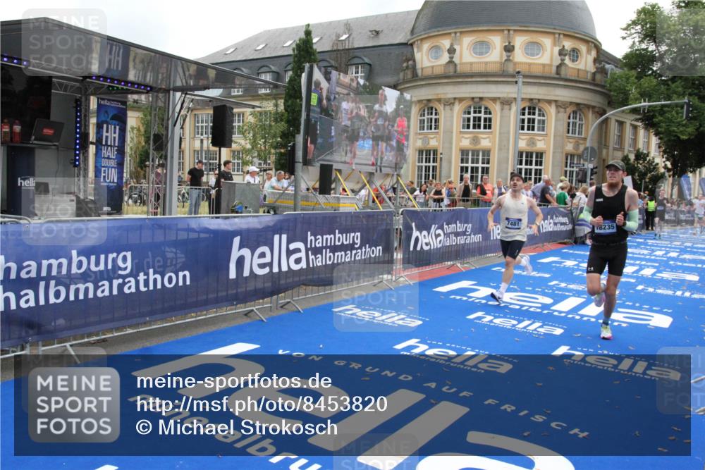 29.06.2025 - hella hamburg halbmarathon Michael Strokosch http://msf.ph/oto/8453820 29.06.2025 10:30:46 Ziel 7055, 7481, 9508, 17322, 18235, 18871 meine-sportfotos.de