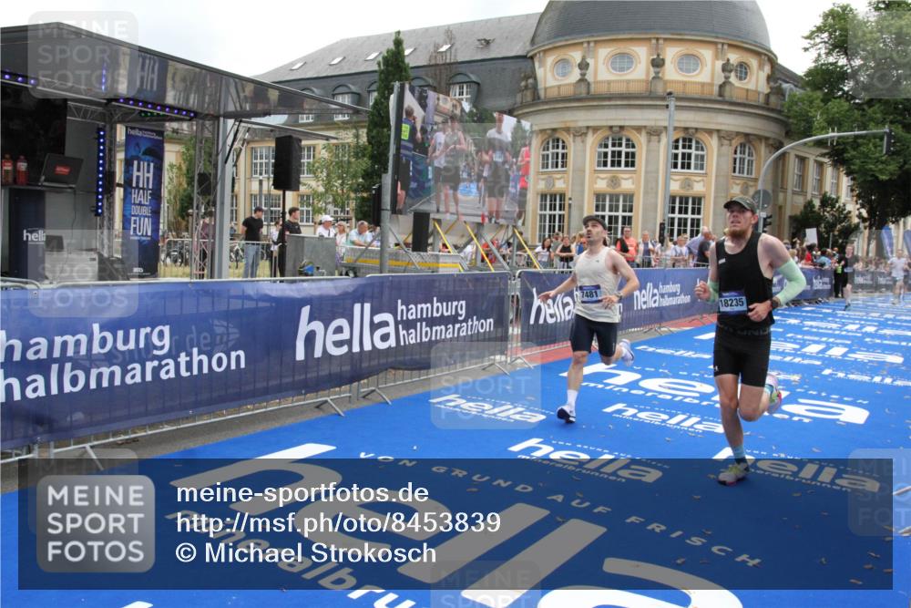 29.06.2025 - hella hamburg halbmarathon Michael Strokosch http://msf.ph/oto/8453839 29.06.2025 10:30:46 Ziel 7055, 7481, 9508, 17322, 18235, 18871 meine-sportfotos.de