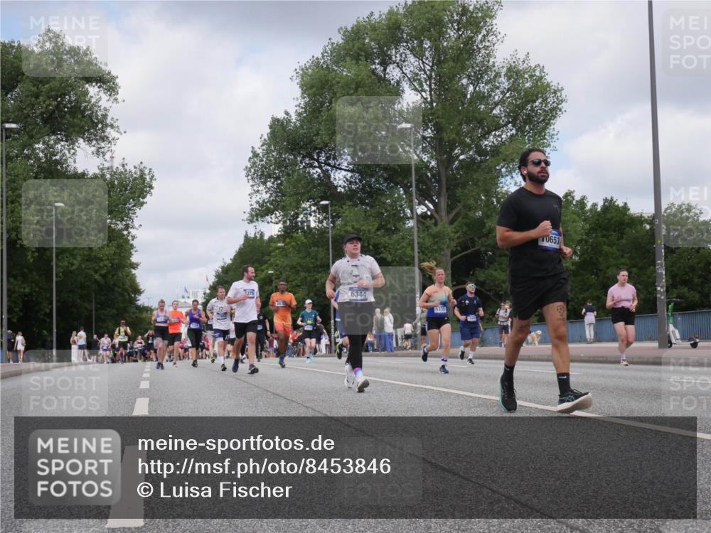 29.06.2025 - hella hamburg halbmarathon Luisa Fischer http://msf.ph/oto/8453846 29.06.2025 10:34:50 Kennedybrücke 478, 6344, 1235, 0653, 1235, 2672, 3358, 4877, 6344, 7295, 7334, 7816, 8304, 8538, 9478, 9882, 10421, 10653 meine-sportfotos.de