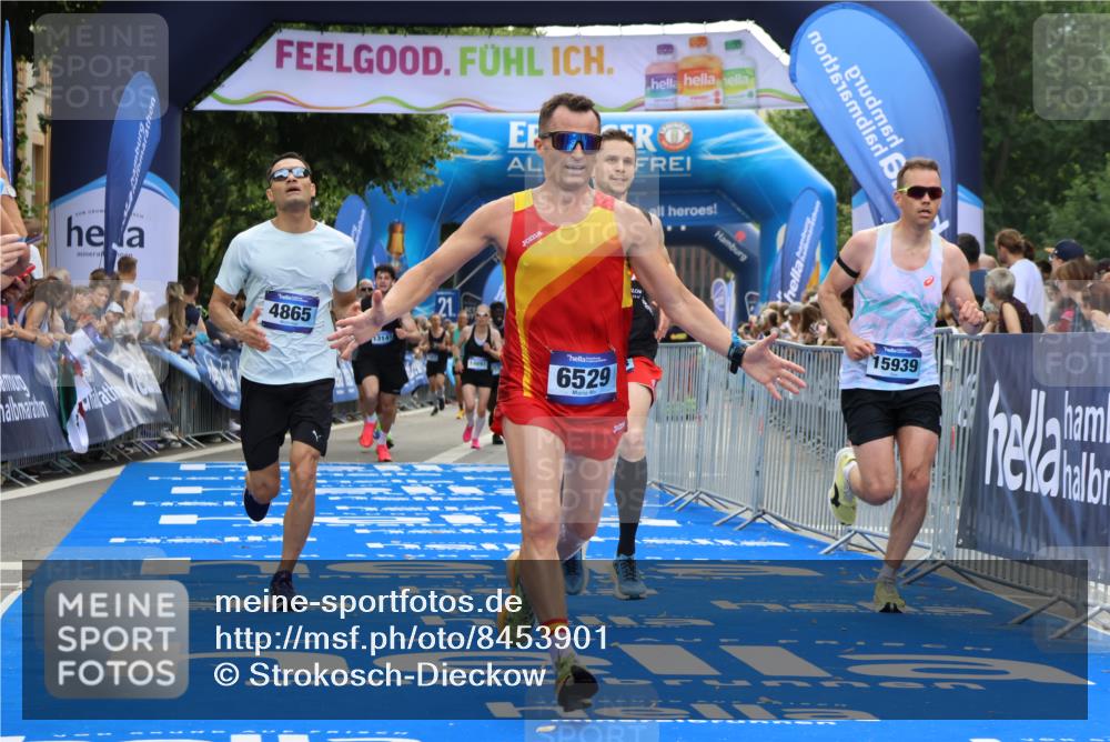 29.06.2025 - hella hamburg halbmarathon Strokosch-Dieckow http://msf.ph/oto/8453901 29.06.2025 10:36:47 Ziel 3959, 4865, 5307, 5961, 6529, 7310, 13141, 13343, 14622, 15621, 15939, 18384 meine-sportfotos.de