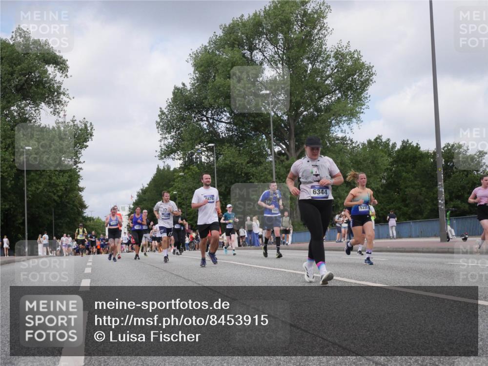 29.06.2025 - hella hamburg halbmarathon Luisa Fischer http://msf.ph/oto/8453915 29.06.2025 10:34:51 Kennedybrücke 1711, 3358, 533, 17, 12663, 7818, 478, 14536, 6344, 1235, 1235, 2672, 3358, 6344, 7295, 7334, 7816, 8304, 8538, 9478, 9882, 10421, 10653 meine-sportfotos.de