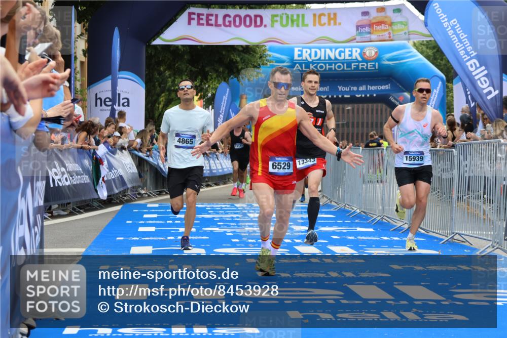 29.06.2025 - hella hamburg halbmarathon Strokosch-Dieckow http://msf.ph/oto/8453928 29.06.2025 10:36:46 Ziel 1571, 4865, 5961, 6529, 7310, 13141, 13343, 14622, 15621, 15939, 18038, 18384, 18733 meine-sportfotos.de