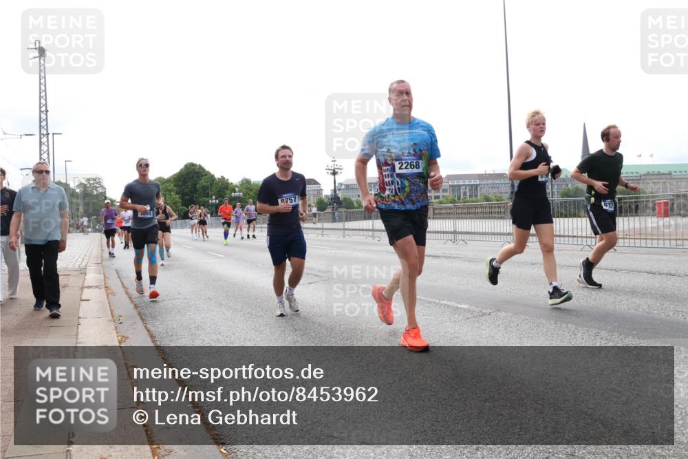 29.06.2025 - hella hamburg halbmarathon Lena Gebhardt http://msf.ph/oto/8453962 29.06.2025 10:31:11 Lombardsbrücke 061, 2757, 2268, 687, 1059, 1292, 1472, 1773, 1979, 2097, 2268, 2414, 2505, 2914, 3131, 3281, 4198, 4561, 4817, 5437, 5846, 5943, 6057, 6078, 6195, 6556, 6620, 6787, 7351, 7604, 7772, 8050, 8072, 8073, 8757, 9576, 9830, 10111, 10586, 10989, 11587, 11981, 11988, 12384, 12627, 14095, 14216, 14349, 14803, 15299, 15466, 15589, 15725, 16457, 16978, 17224, 17463, 17509, 17587, 17706, 17742, 17966, 19052, 19226 meine-sportfotos.de