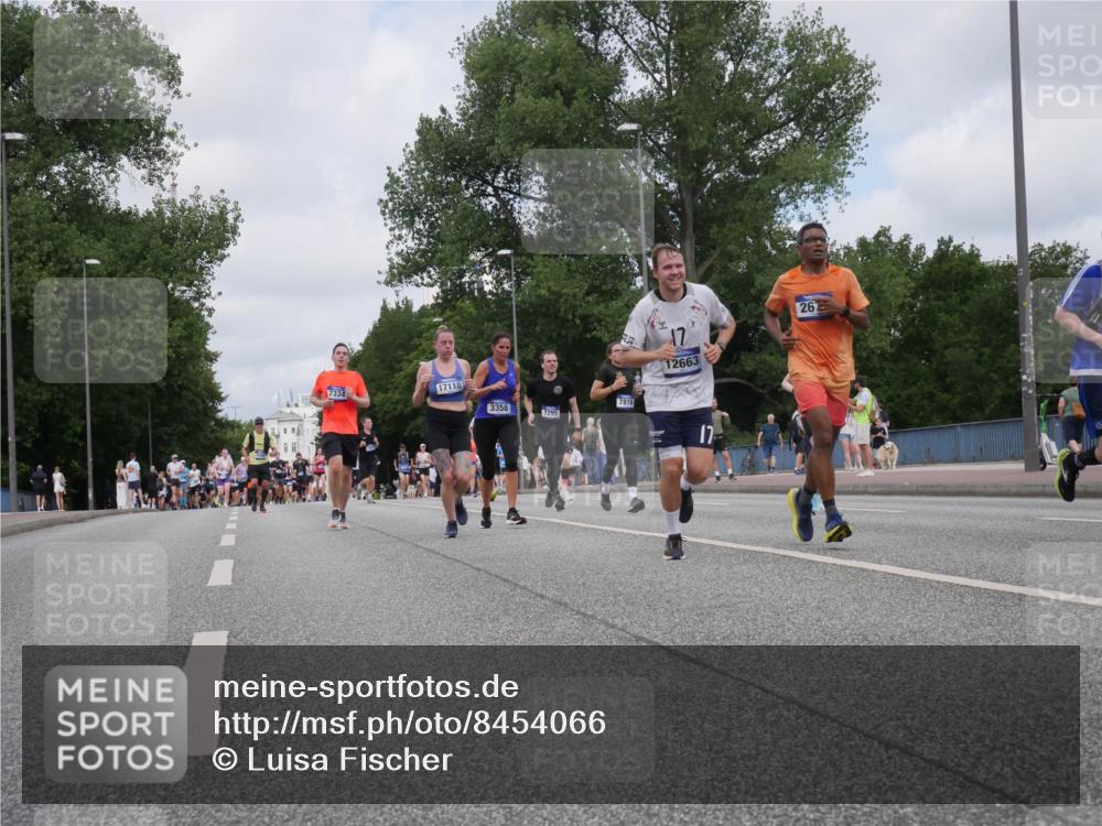 29.06.2025 - hella hamburg halbmarathon Luisa Fischer http://msf.ph/oto/8454066 29.06.2025 10:34:55 Kennedybrücke 7334, 17118, 3358, 7295, 17, 12663, 26, 7816, 17, 1235, 2672, 3358, 5496, 6344, 7295, 7334, 7816, 8304, 8538, 9478, 9882, 10421 meine-sportfotos.de