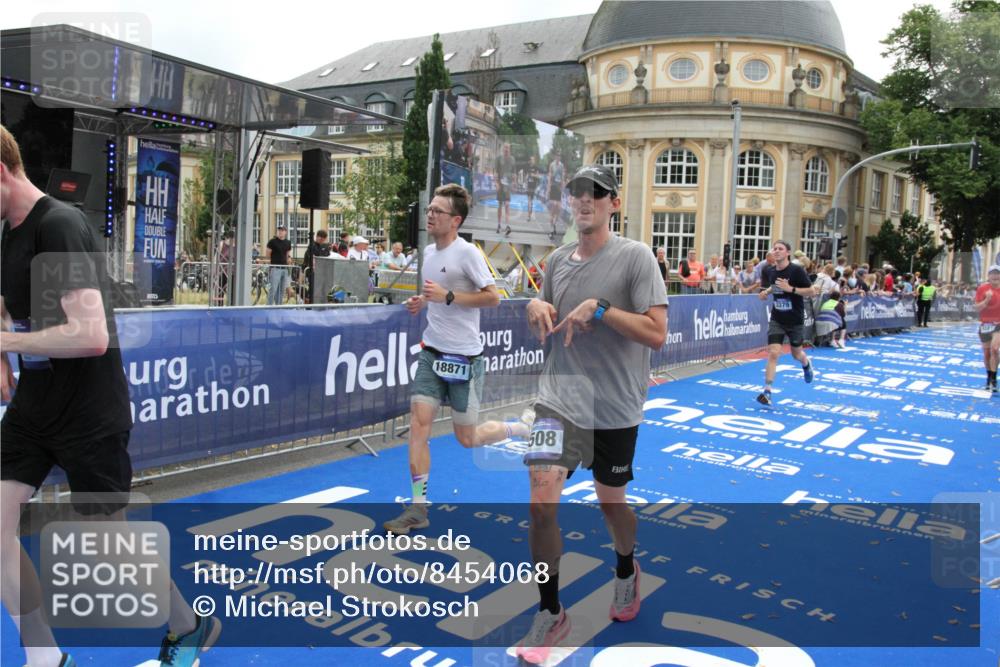 29.06.2025 - hella hamburg halbmarathon Michael Strokosch http://msf.ph/oto/8454068 29.06.2025 10:30:52 Ziel 3379, 7055, 7880, 9381, 9508, 18871 meine-sportfotos.de