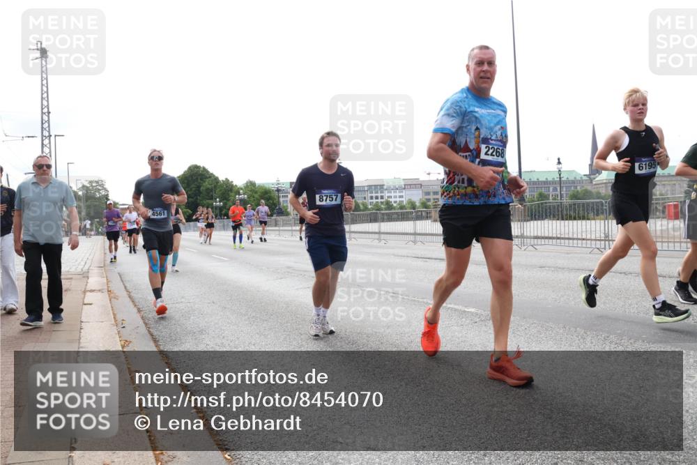 29.06.2025 - hella hamburg halbmarathon Lena Gebhardt http://msf.ph/oto/8454070 29.06.2025 10:31:11 Lombardsbrücke 4561, 8757, 2268, 6195, 1059, 1292, 1472, 1773, 1979, 2097, 2268, 2414, 2505, 2914, 3131, 3281, 4198, 4561, 4817, 5437, 5846, 5943, 6057, 6078, 6195, 6556, 6620, 6787, 7351, 7604, 7772, 8050, 8072, 8073, 8757, 9576, 9830, 10111, 10586, 10989, 11587, 11981, 11988, 12384, 12627, 14095, 14216, 14349, 14803, 15299, 15466, 15589, 15725, 16457, 16978, 17224, 17463, 17509, 17587, 17706, 17742, 17966, 19052, 19226 meine-sportfotos.de