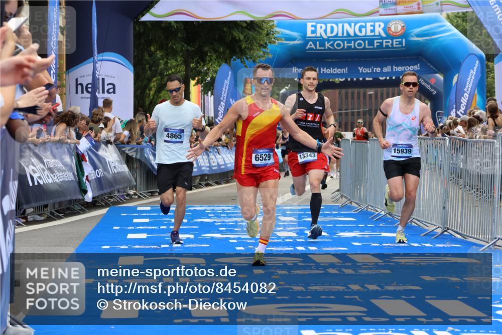 29.06.2025 - hella hamburg halbmarathon Strokosch-Dieckow http://msf.ph/oto/8454082 29.06.2025 10:36:46 Ziel 1571, 4865, 5961, 6529, 7310, 13141, 13343, 14622, 15621, 15939, 18038, 18384, 18733 meine-sportfotos.de