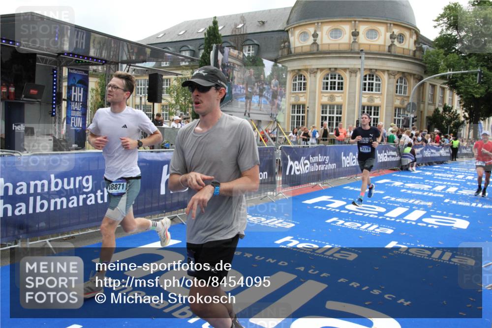 29.06.2025 - hella hamburg halbmarathon Michael Strokosch http://msf.ph/oto/8454095 29.06.2025 10:30:53 Ziel 3379, 7055, 7880, 9381, 9508, 18871 meine-sportfotos.de