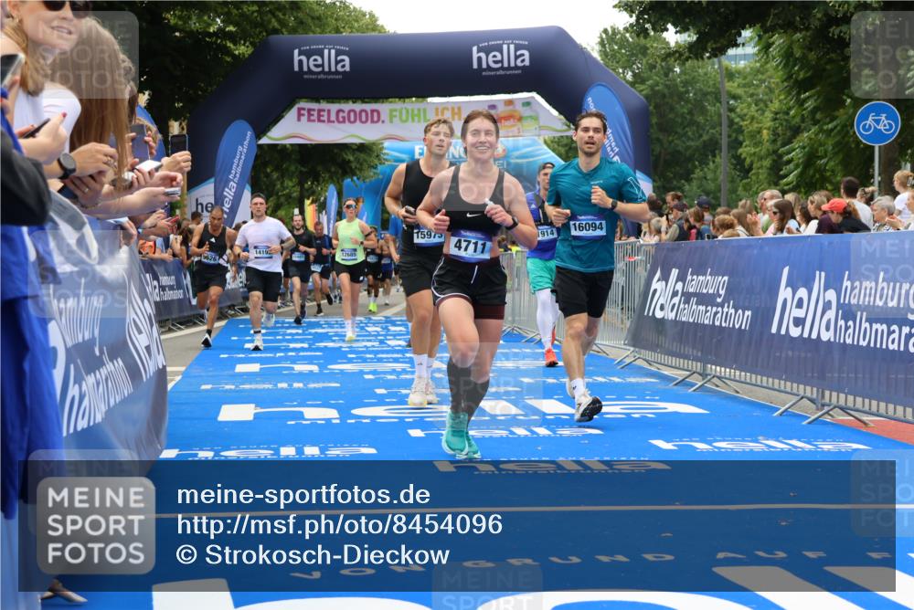 29.06.2025 - hella hamburg halbmarathon Strokosch-Dieckow http://msf.ph/oto/8454096 29.06.2025 10:48:07 Ziel 1086, 1914, 4324, 4601, 4711, 6377, 7599, 8916, 9544, 9626, 9638, 11211, 12685, 12706, 12724, 12747, 12808, 13570, 14192, 14814, 15590, 15629, 15973, 15981, 16094, 16149, 16269, 19127 meine-sportfotos.de