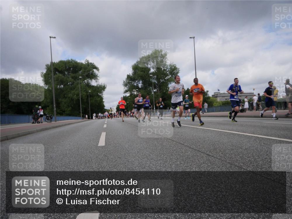 29.06.2025 - hella hamburg halbmarathon Luisa Fischer http://msf.ph/oto/8454110 29.06.2025 10:34:56 Kennedybrücke 12663, 2674, 1235, 2672, 3358, 5496, 6344, 7295, 7334, 7816, 7898, 8304, 8538, 8757, 9478, 9882, 10421 meine-sportfotos.de