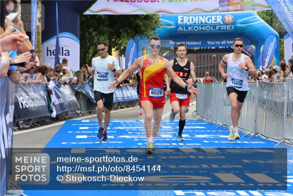 29.06.2025 - hella hamburg halbmarathon Strokosch-Dieckow http://msf.ph/oto/8454144 29.06.2025 10:36:46 Ziel 1571, 4865, 5961, 6529, 7310, 13141, 13343, 14622, 15621, 15939, 18038, 18384, 18733 meine-sportfotos.de