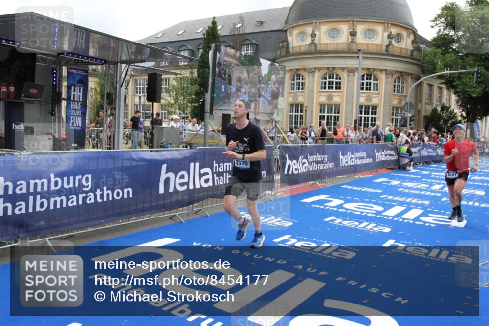 29.06.2025 - hella hamburg halbmarathon Michael Strokosch http://msf.ph/oto/8454177 29.06.2025 10:30:54 Ziel 3379, 7055, 7880, 9381, 9508, 18871 meine-sportfotos.de