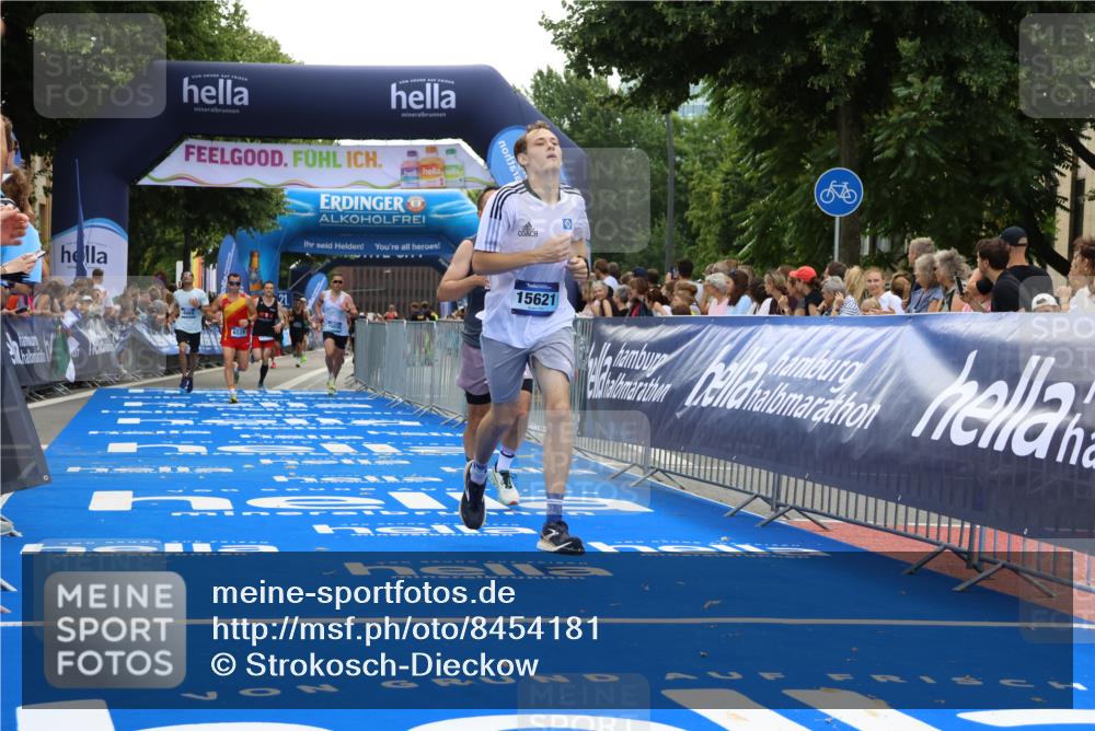 29.06.2025 - hella hamburg halbmarathon Strokosch-Dieckow http://msf.ph/oto/8454181 29.06.2025 10:36:43 Ziel 1571, 3809, 4865, 5092, 5961, 6529, 7310, 13343, 14622, 15621, 15939, 18038, 18733 meine-sportfotos.de