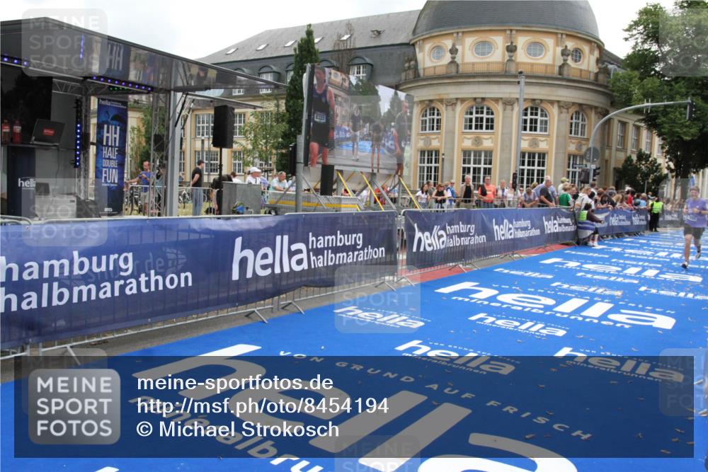 29.06.2025 - hella hamburg halbmarathon Michael Strokosch http://msf.ph/oto/8454194 29.06.2025 10:30:56 Ziel 3379, 7880, 9381 meine-sportfotos.de