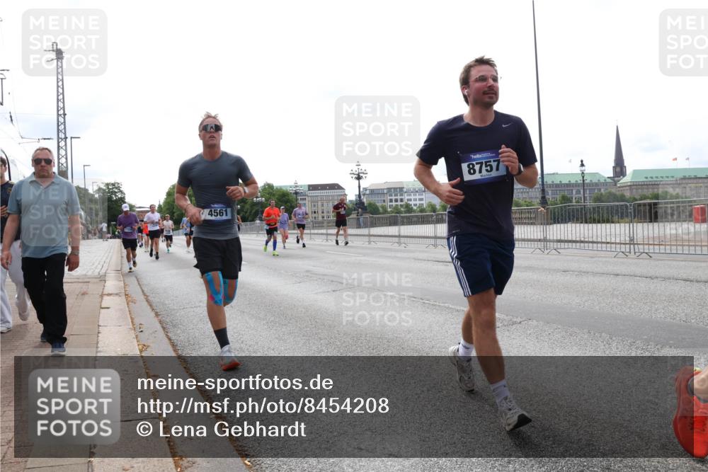 29.06.2025 - hella hamburg halbmarathon Lena Gebhardt http://msf.ph/oto/8454208 29.06.2025 10:31:12 Lombardsbrücke 4561, 8757, 1059, 1292, 1472, 1773, 1979, 2097, 2268, 2414, 2505, 2914, 3131, 3281, 4198, 4561, 4817, 5437, 5846, 5943, 6057, 6078, 6195, 6556, 6620, 6787, 7351, 7604, 7772, 8050, 8072, 8073, 8757, 9576, 9830, 10111, 10586, 10989, 11587, 11981, 11988, 12384, 12627, 14095, 14349, 14803, 15299, 15466, 15589, 15725, 16457, 16978, 17224, 17463, 17509, 17587, 17706, 17742, 17966, 19052, 19226 meine-sportfotos.de