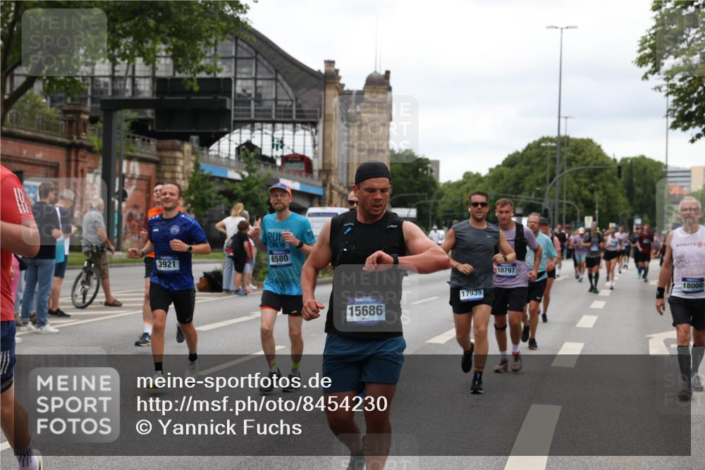 29.06.2025 - hella hamburg halbmarathon Yannick Fuchs http://msf.ph/oto/8454230 29.06.2025 10:56:09 20KM 1006, 1128, 1135, 1147, 1190, 1377, 1568, 1726, 3097, 3921, 4095, 4859, 5547, 6414, 6415, 6580, 6815, 7658, 8154, 9131, 9718, 9928, 10214, 10519, 10797, 11670, 11968, 12567, 13868, 13958, 14456, 14574, 15291, 15686, 15859, 15908, 16292, 16808, 17136, 17383, 17532, 17939, 17955, 18000, 18599, 18799, 18808, 18919, 19023 meine-sportfotos.de