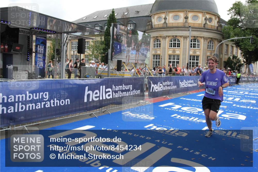 29.06.2025 - hella hamburg halbmarathon Michael Strokosch http://msf.ph/oto/8454234 29.06.2025 10:30:58 Ziel 7880, 16508 meine-sportfotos.de